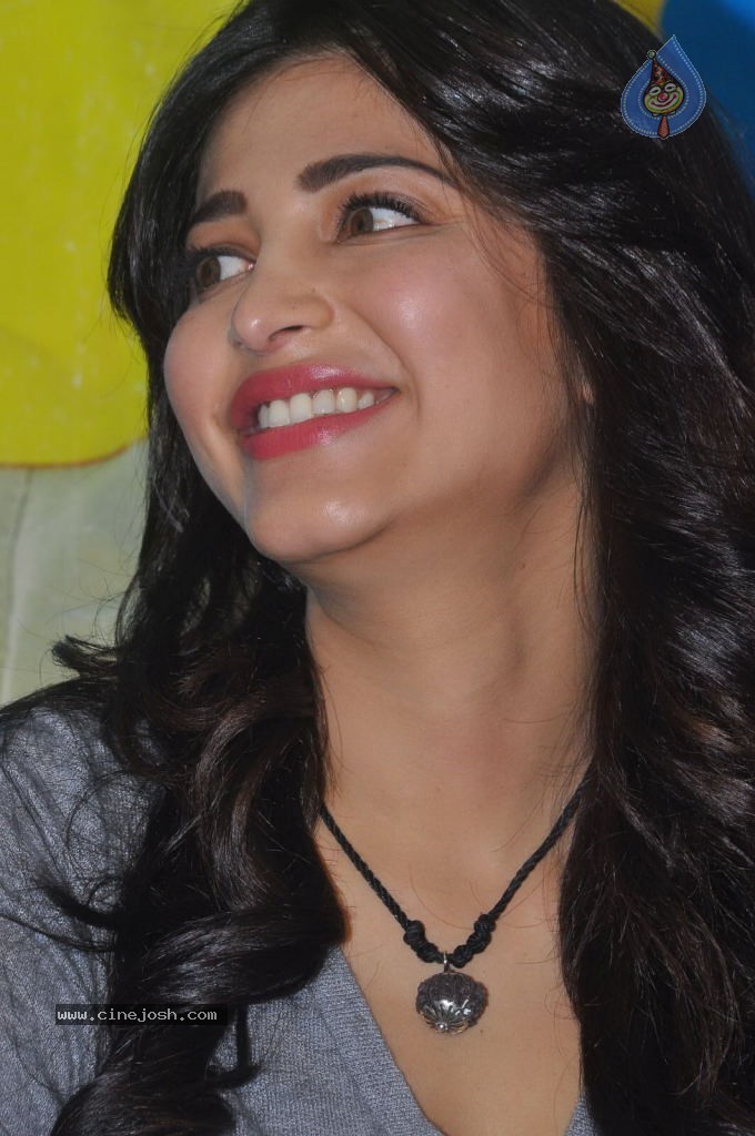 Shruti Haasan Latest Stills - 137 / 144 photos