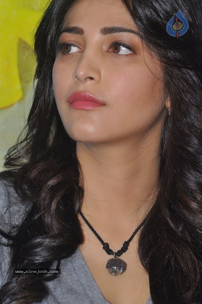 Shruti Haasan Latest Stills - 142 / 144 photos