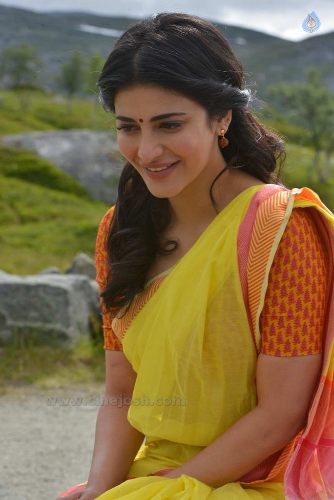 Shruti Haasan New Stills - 6 / 30 photos