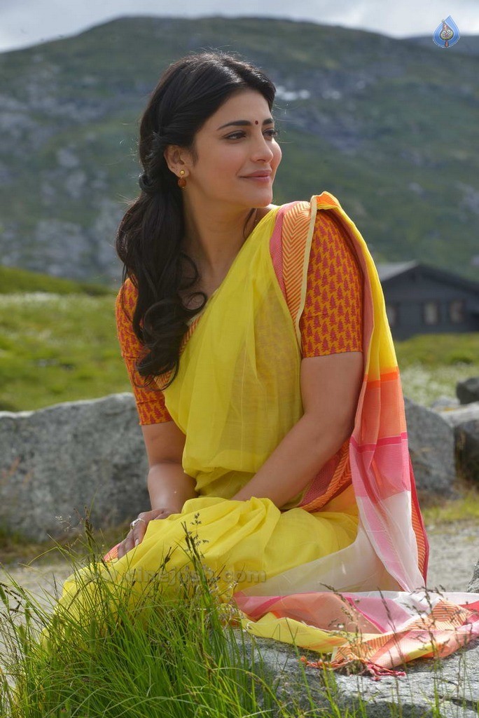 Shruti Haasan New Stills - 11 / 30 photos