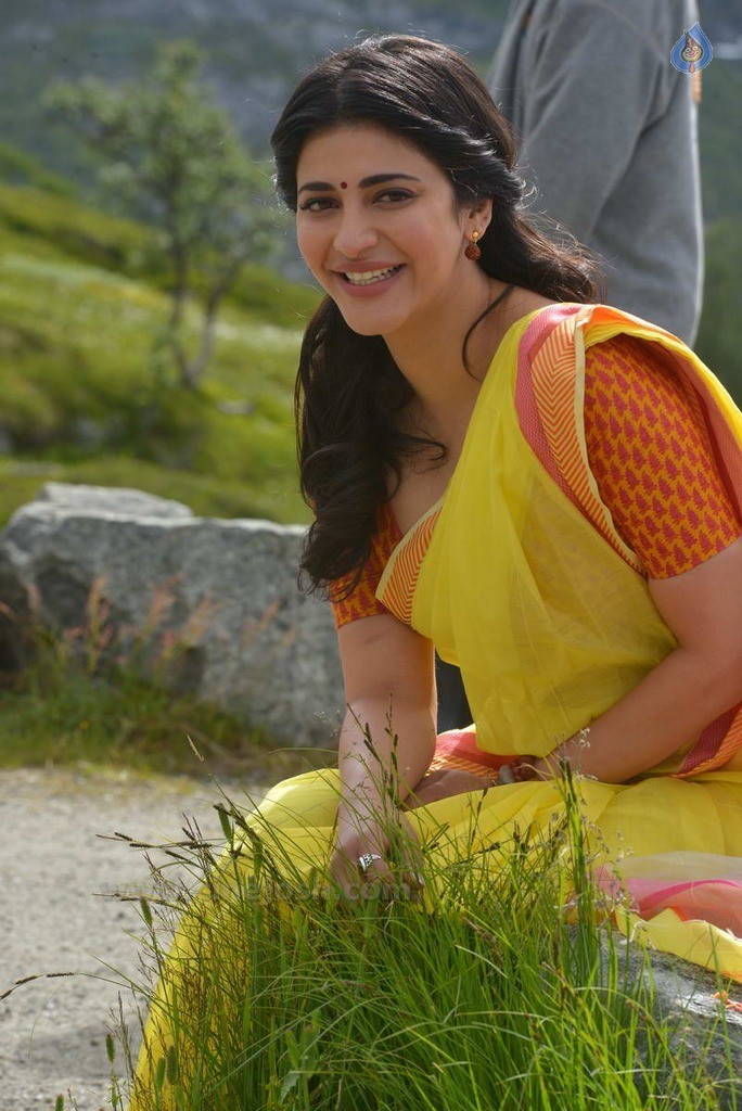 Shruti Haasan New Stills - 17 / 30 photos