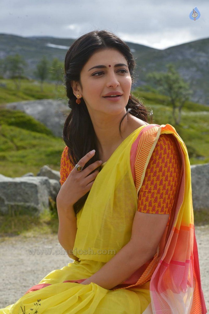 Shruti Haasan New Stills - 18 / 30 photos