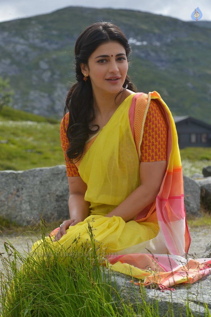 Shruti Haasan New Stills - 20 / 30 photos