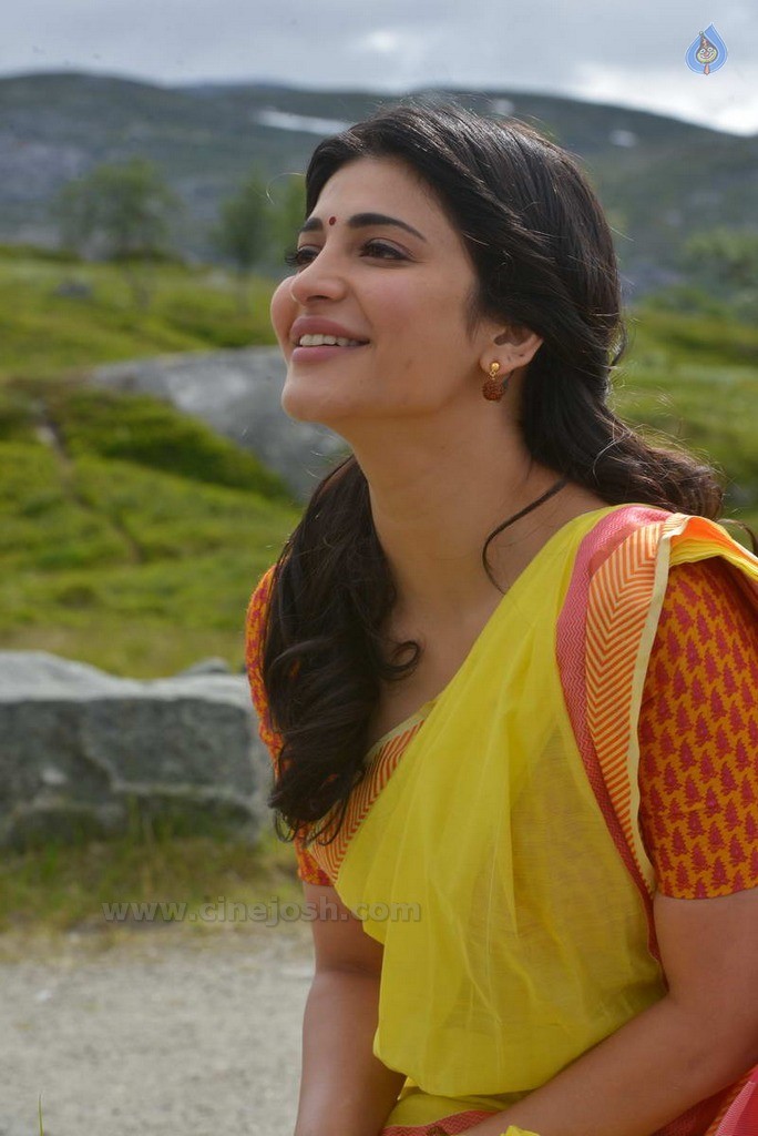 Shruti Haasan New Stills - 21 / 30 photos