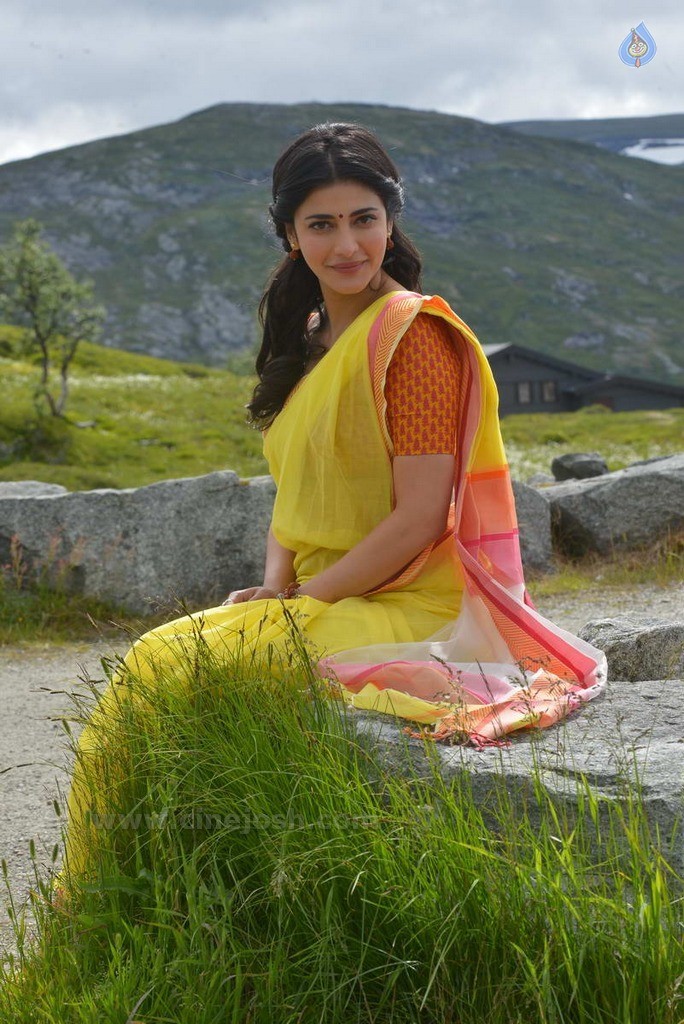 Shruti Haasan New Stills - 23 / 30 photos
