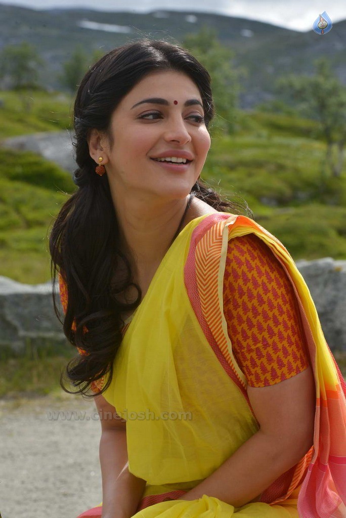 Shruti Haasan New Stills - 24 / 30 photos