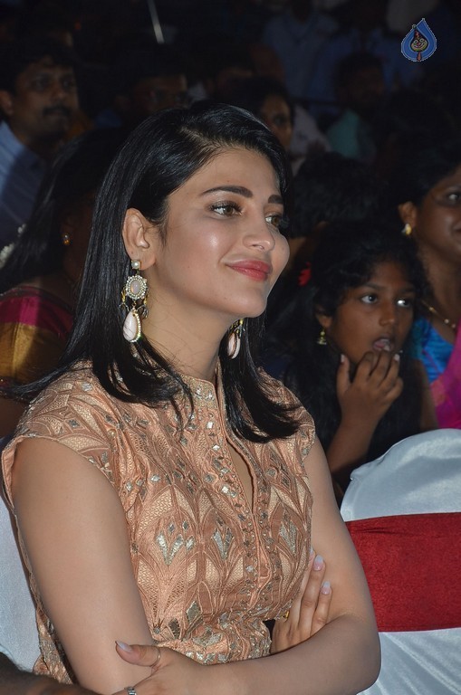 Shruti Haasan Photos - 16 / 21 photos