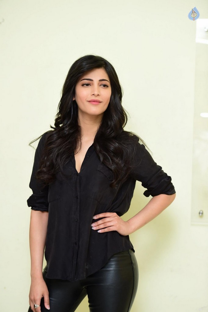 Shruti Haasan Pics - 2 / 38 photos