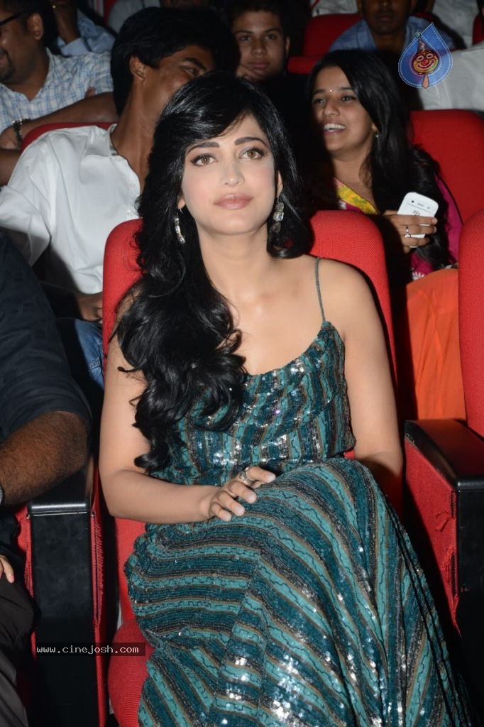 Shruti Hassan Latest Pics - 46 / 49 photos
