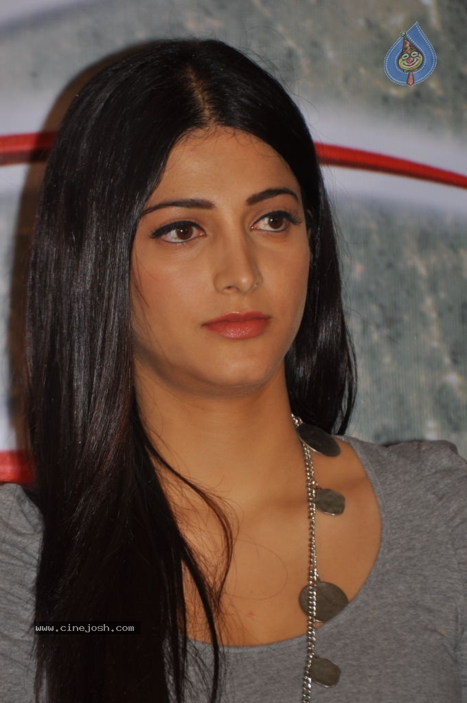 Shruti Hassan Latest Pics - 15 / 27 photos