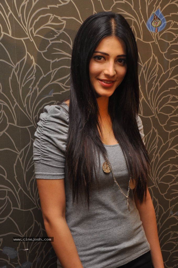 Shruti Hassan Latest Pics - 24 / 27 photos