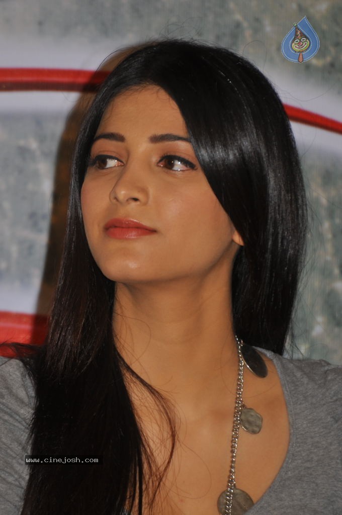 Shruti Hassan Latest Pics - 26 / 27 photos