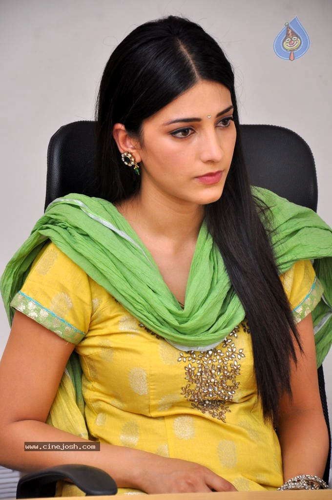 Shruti Hassan Latest Stills - 13 / 54 photos