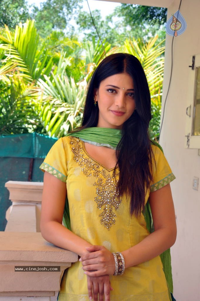 Shruti Hassan Latest Stills - 14 / 54 photos