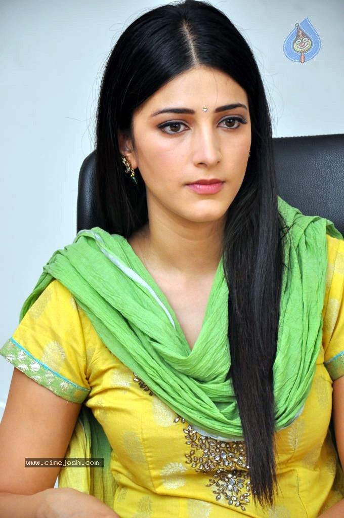 Shruti Hassan Latest Stills - 18 / 54 photos