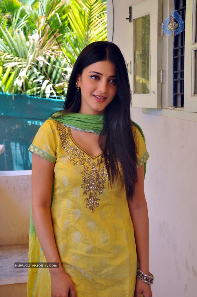 Shruti Hassan Latest Stills - 21 / 54 photos