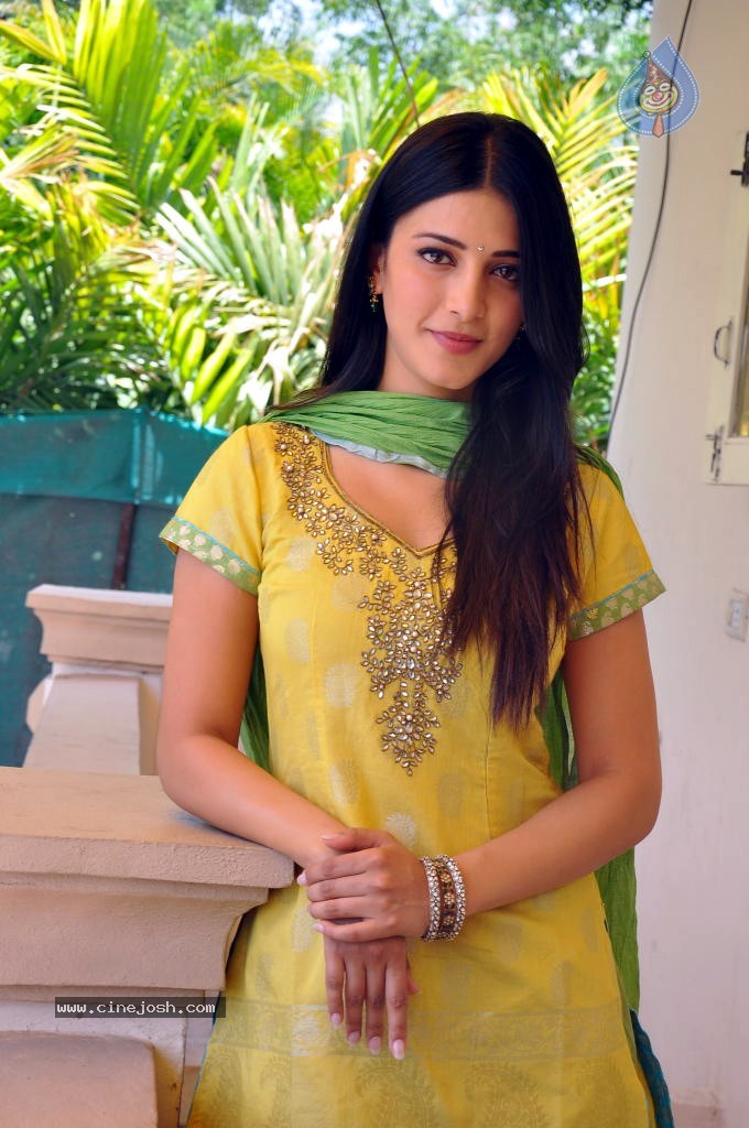 Shruti Hassan Latest Stills - 22 / 54 photos