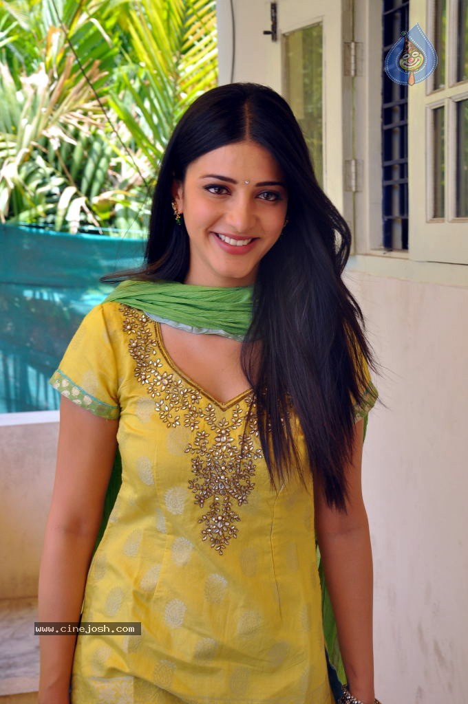 Shruti Hassan Latest Stills - 25 / 54 photos