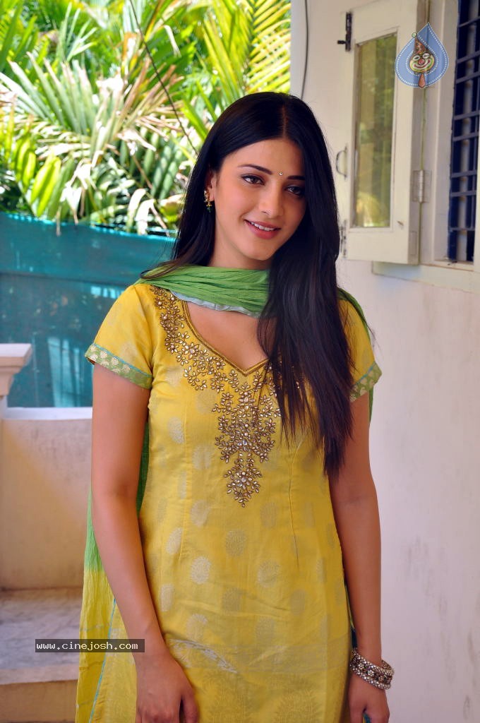 Shruti Hassan Latest Stills - 29 / 54 photos