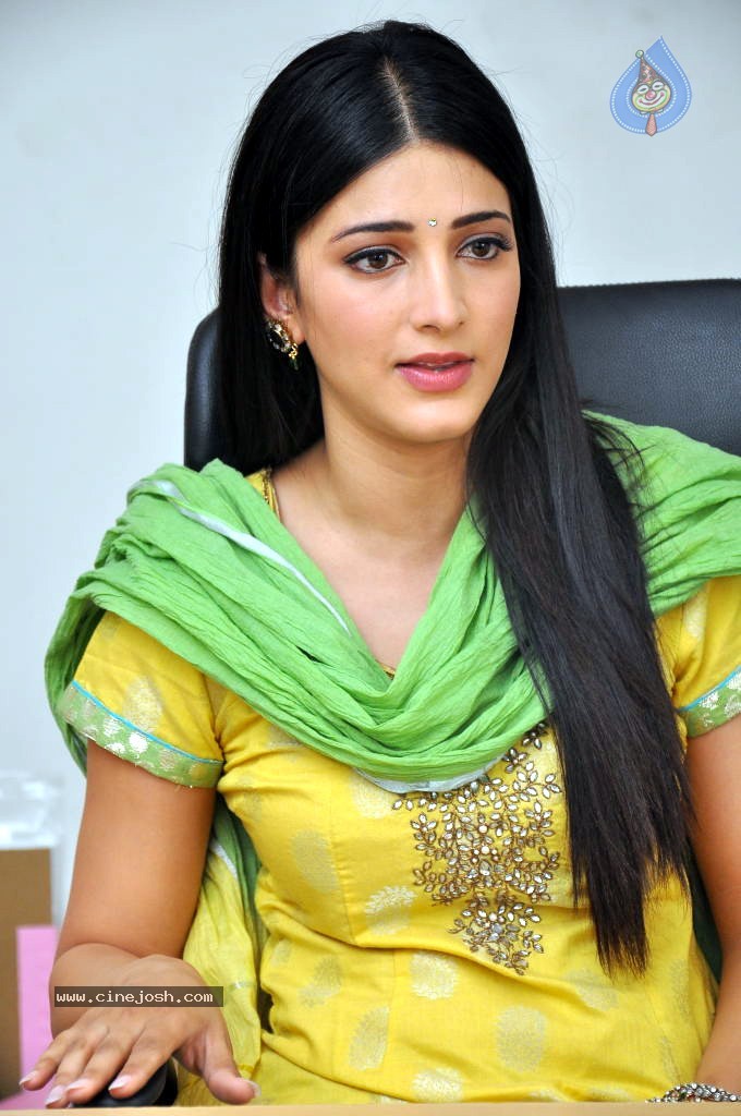 Shruti Hassan Latest Stills - 33 / 54 photos