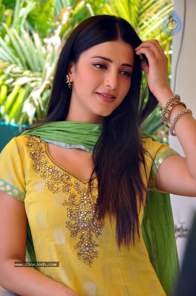 Shruti Hassan Latest Stills - 44 / 54 photos