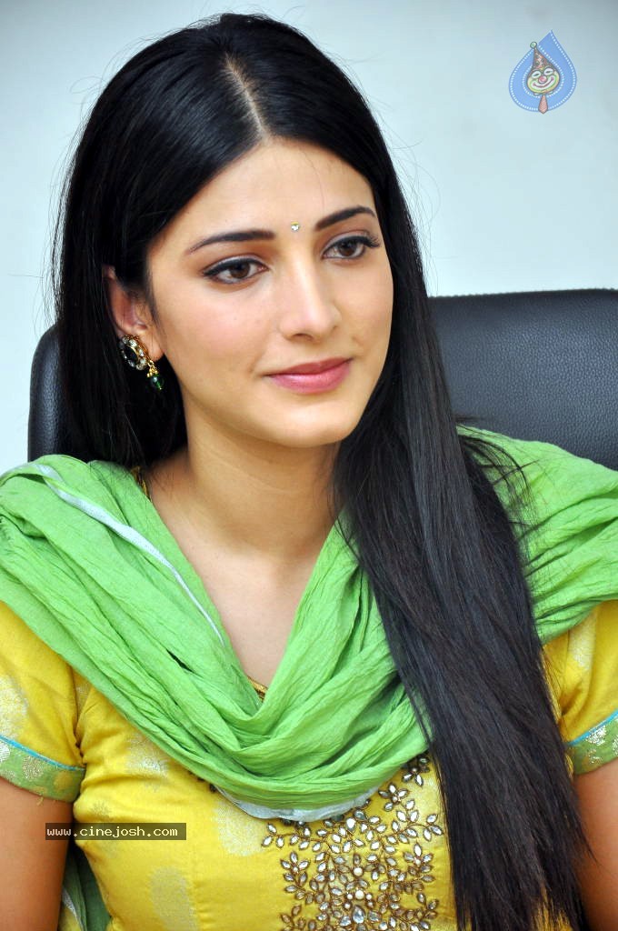 Shruti Hassan Latest Stills - 46 / 54 photos