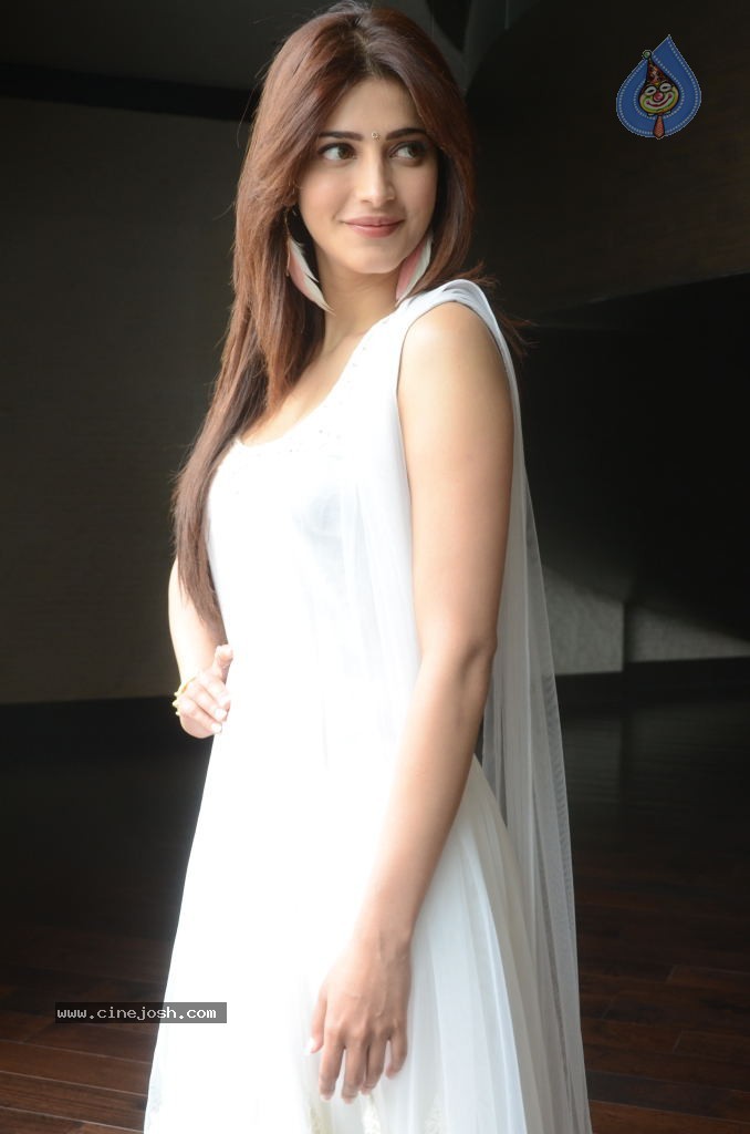 Shruti Hassan Latest Stills - 16 / 71 photos