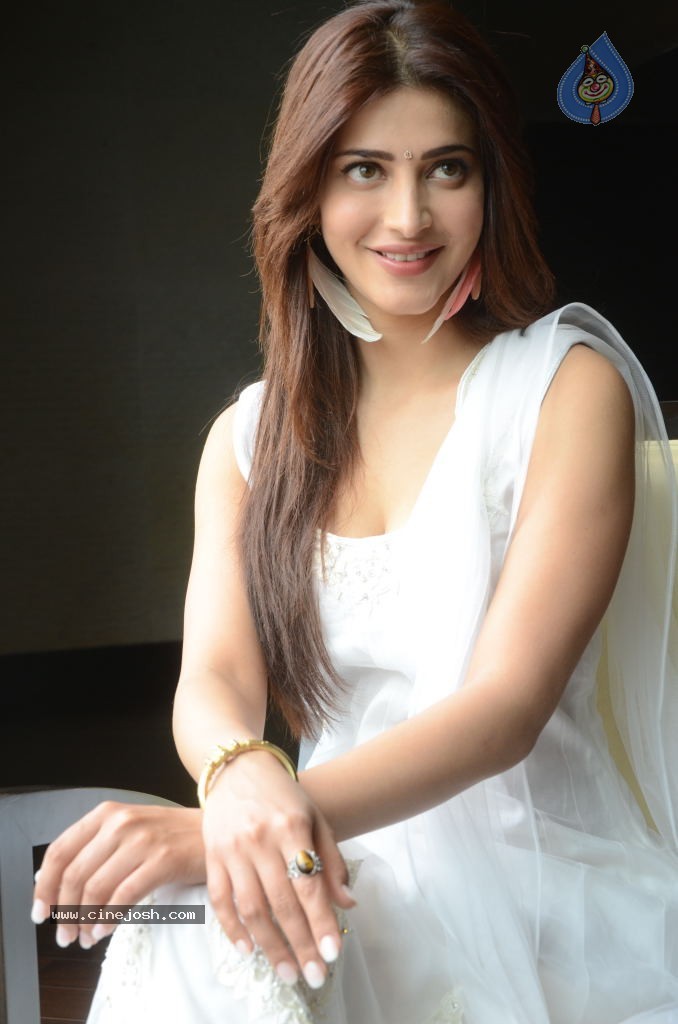 Shruti Hassan Latest Stills - 27 / 71 photos