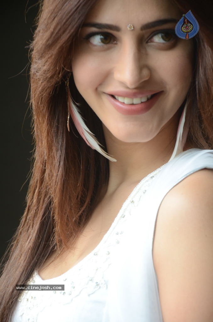 Shruti Hassan Latest Stills - 59 / 71 photos
