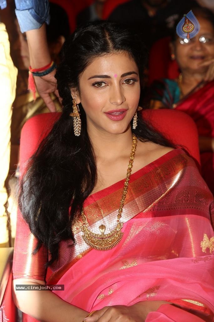 Shruti Hassan New Photos - 23 / 82 photos