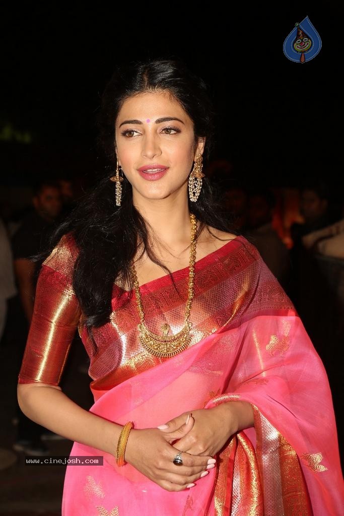 Shruti Hassan New Photos - 27 / 82 photos