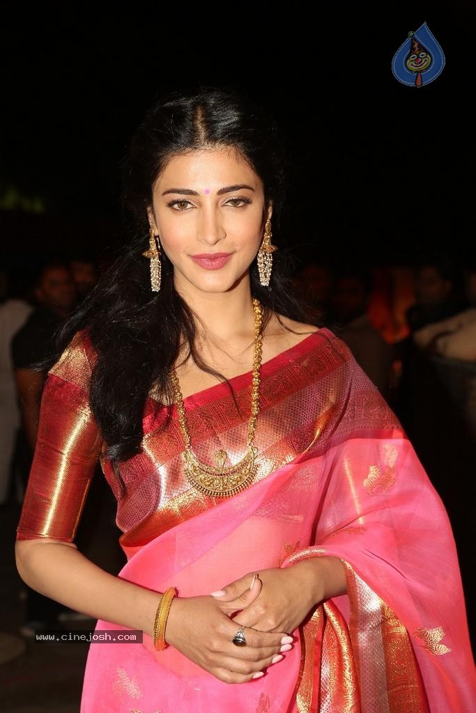 Shruti Hassan New Photos - 30 / 82 photos