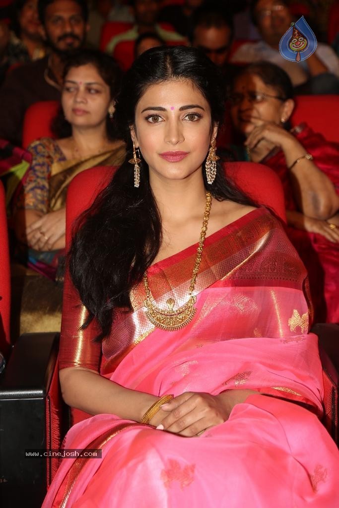 Shruti Hassan New Photos - 32 / 82 photos