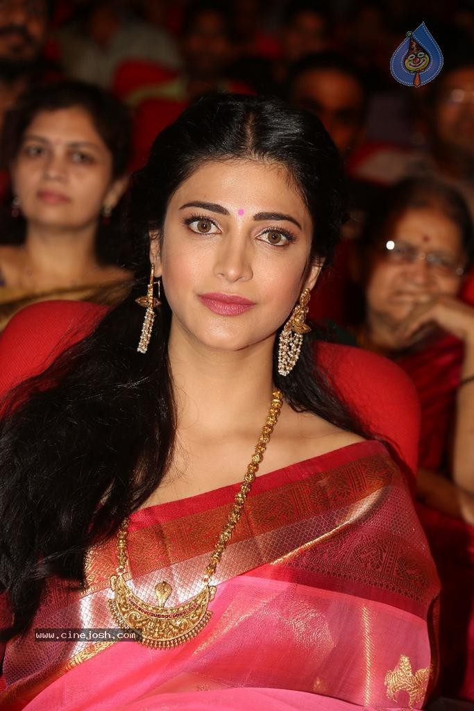 Shruti Hassan New Photos - 37 / 82 photos