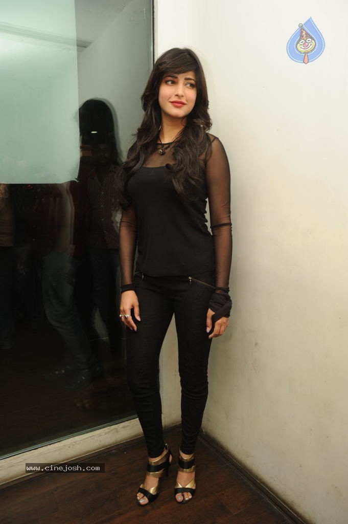 Shruti Hassan Pics - 11 / 55 photos