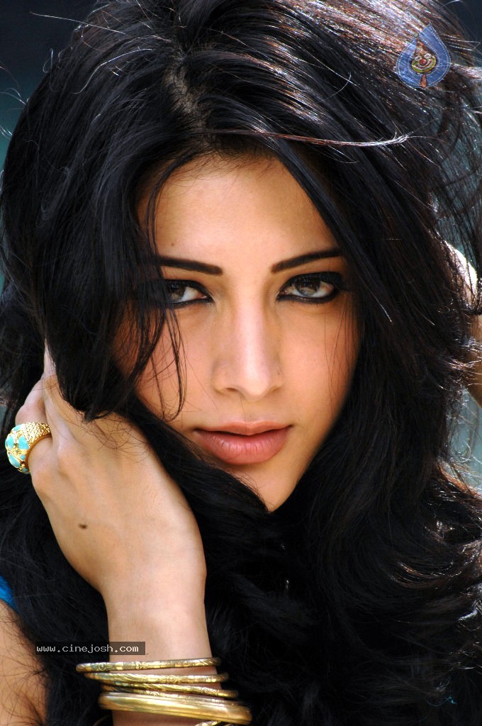 Shruti Hassan Spicy Stills - 19 / 80 photos