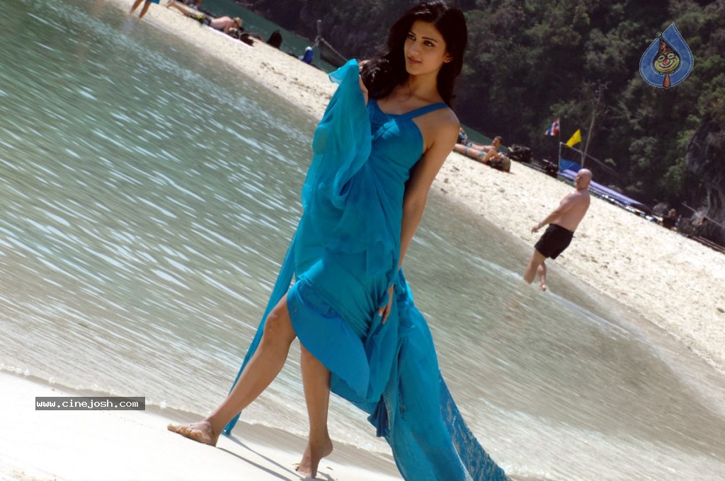 Shruti Hassan Spicy Stills - 34 / 80 photos