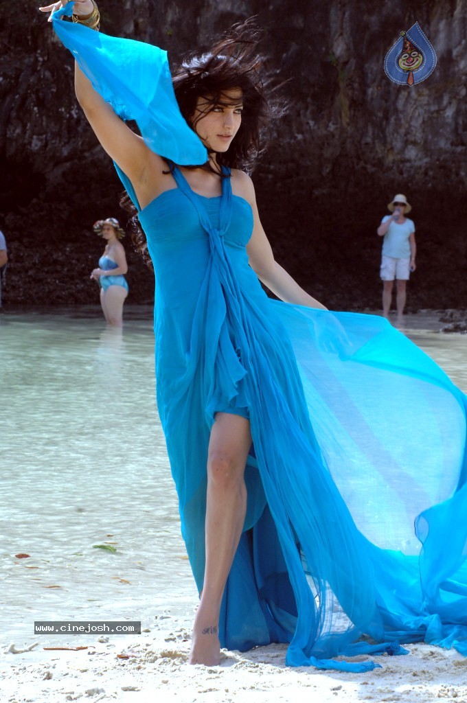 Shruti Hassan Spicy Stills - 35 / 80 photos