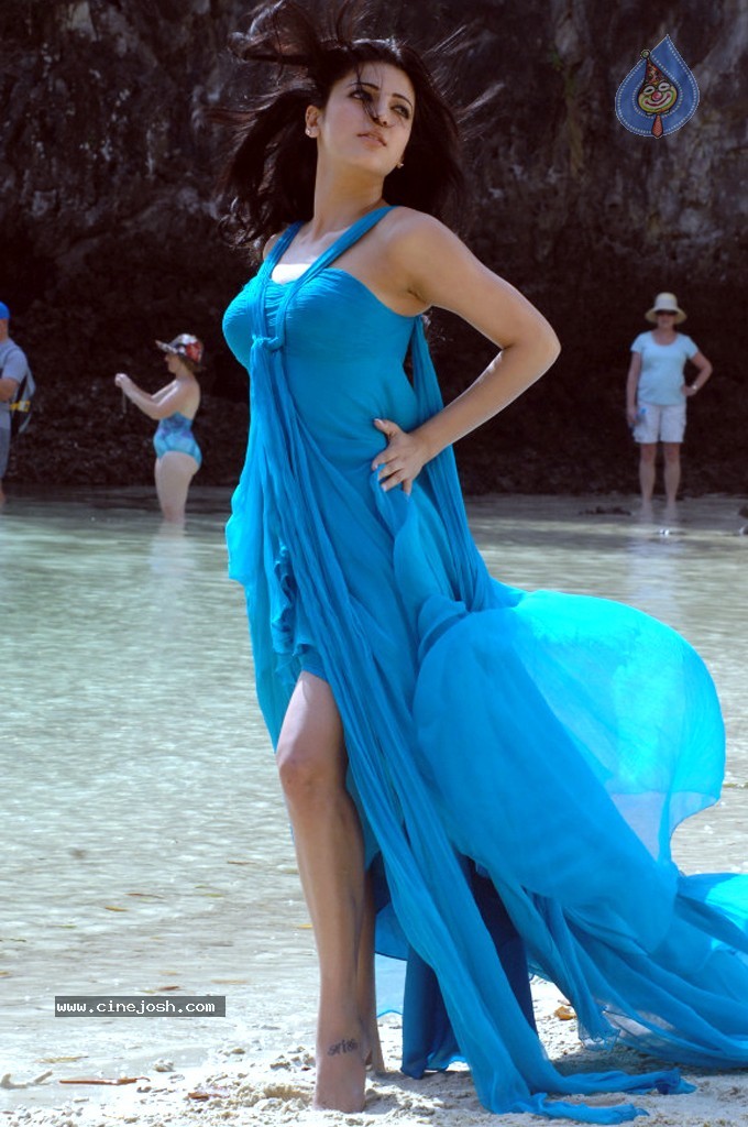 Shruti Hassan Spicy Stills - 37 / 80 photos