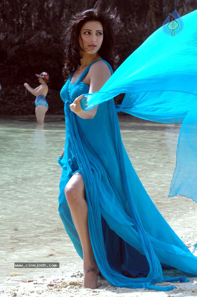 Shruti Hassan Spicy Stills - 49 / 80 photos