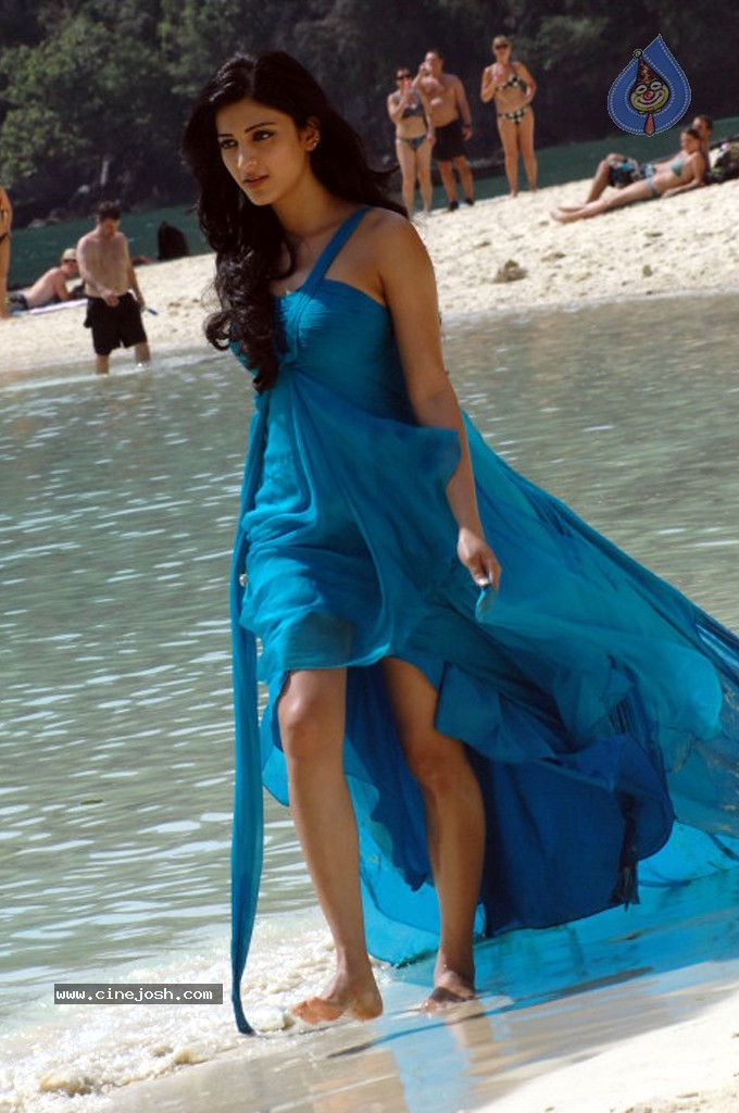 Shruti Hassan Spicy Stills - 55 / 80 photos