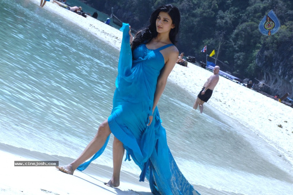 Shruti Hassan Spicy Stills - 58 / 80 photos