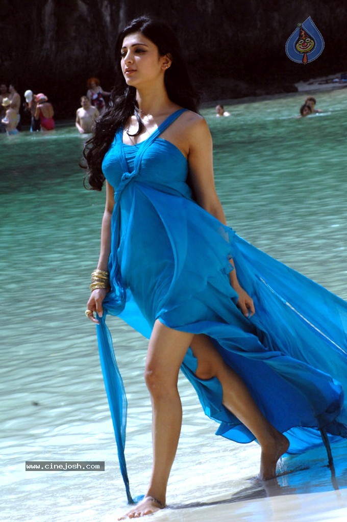 Shruti Hassan Spicy Stills - 66 / 80 photos