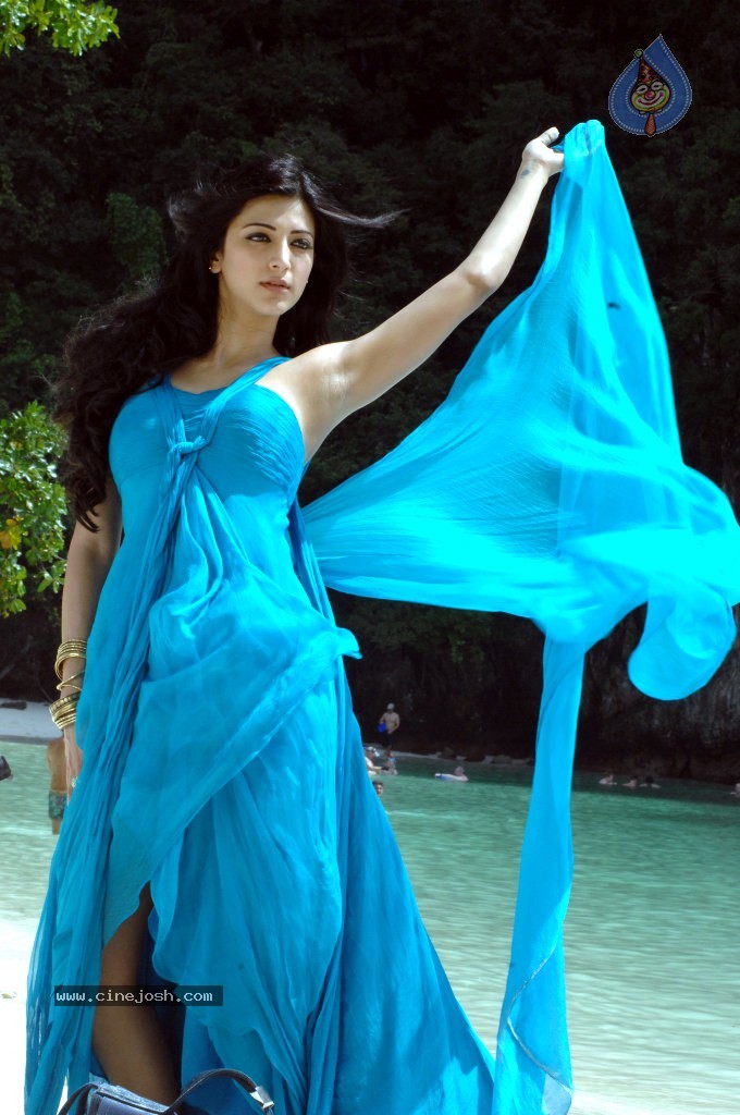 Shruti Hassan Spicy Stills - 67 / 80 photos