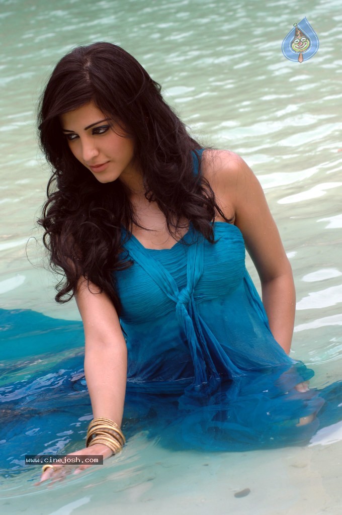Shruti Hassan Spicy Stills - 74 / 80 photos