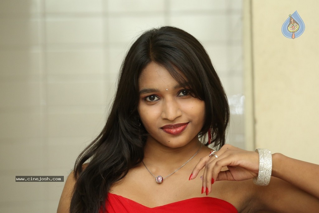 Shruti Jha Hot Stills - 14 / 105 photos