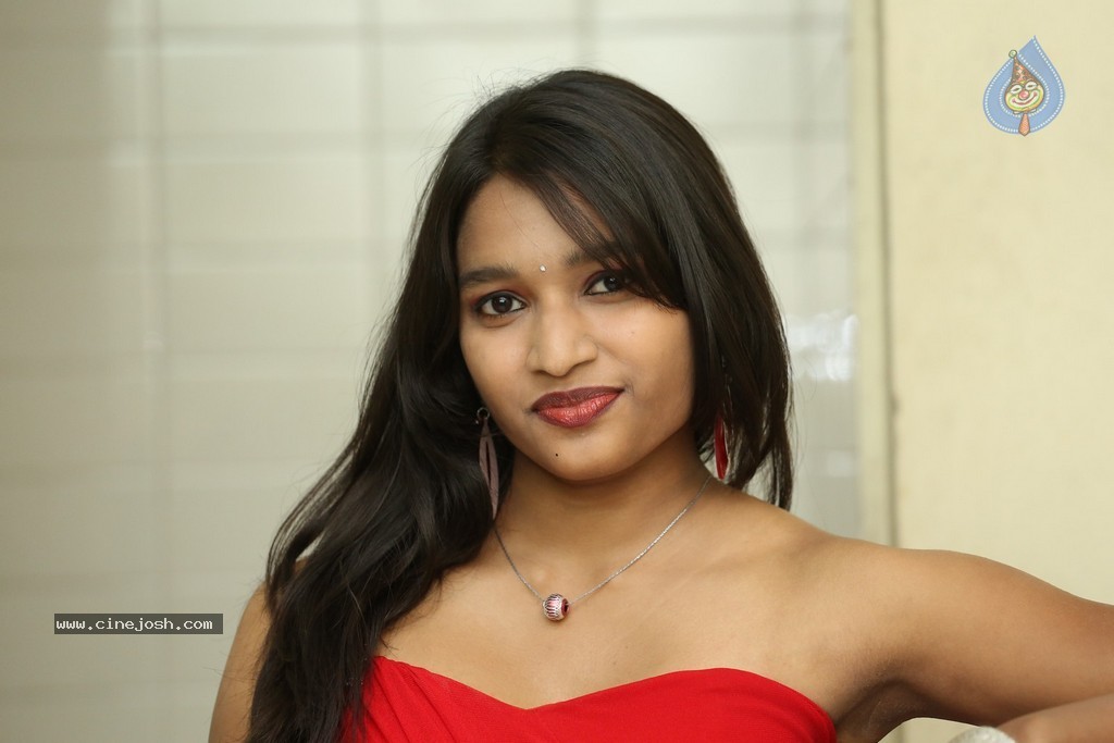 Shruti Jha Hot Stills - 17 / 105 photos
