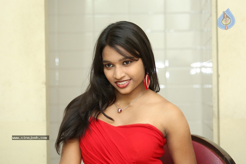 Shruti Jha Hot Stills - 19 / 105 photos