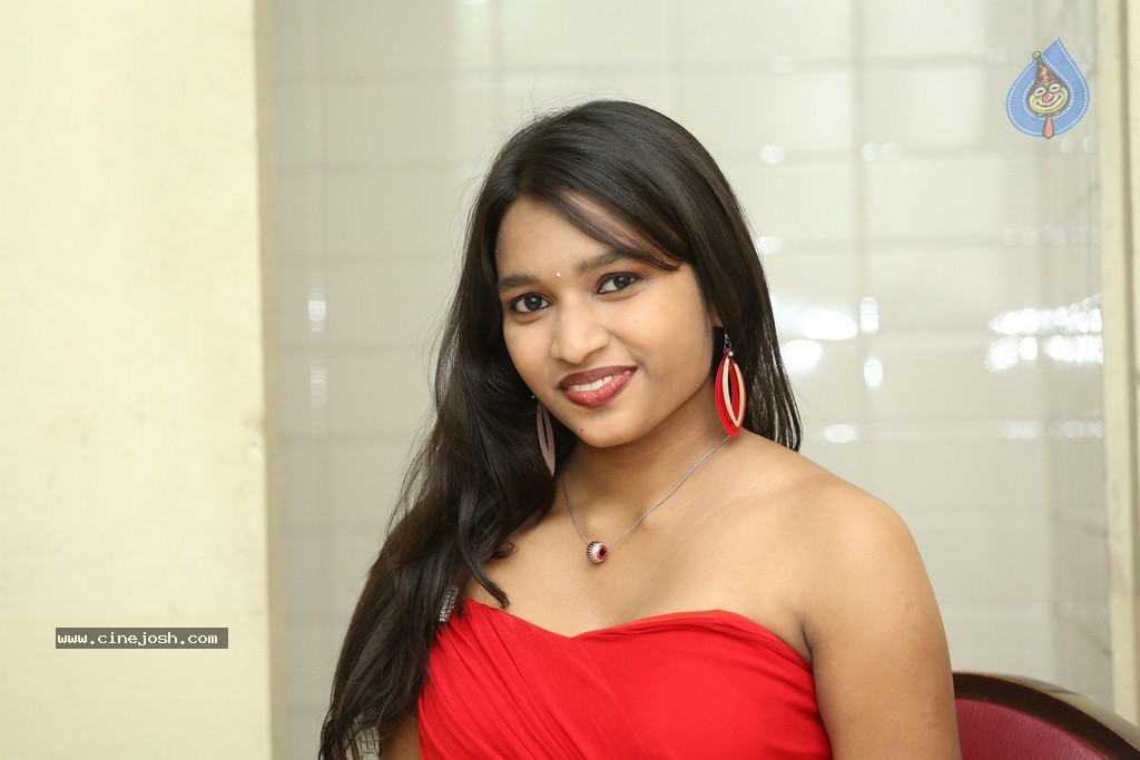 Shruti Jha Hot Stills - 38 / 105 photos