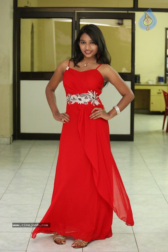 Shruti Jha Hot Stills - 39 / 105 photos